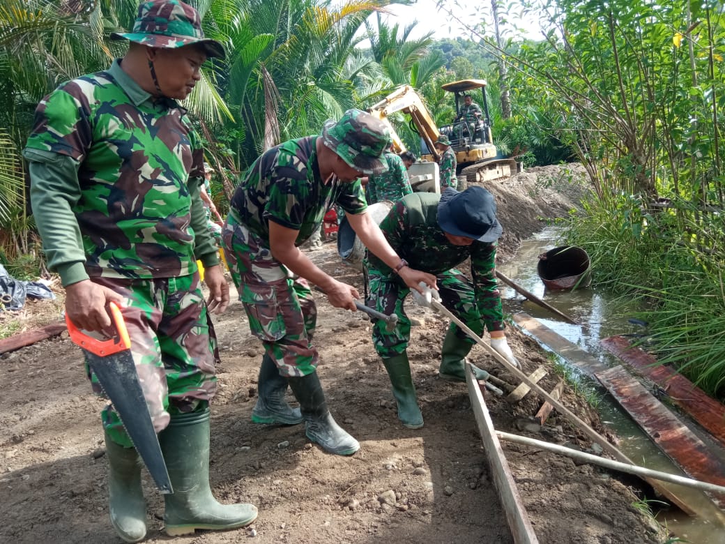 Percepat Pengecoran Jalan, Satgas TMMD ke-124 Kodim 0107/Aceh Selatan Gunakan Molen Semen dan Excavator