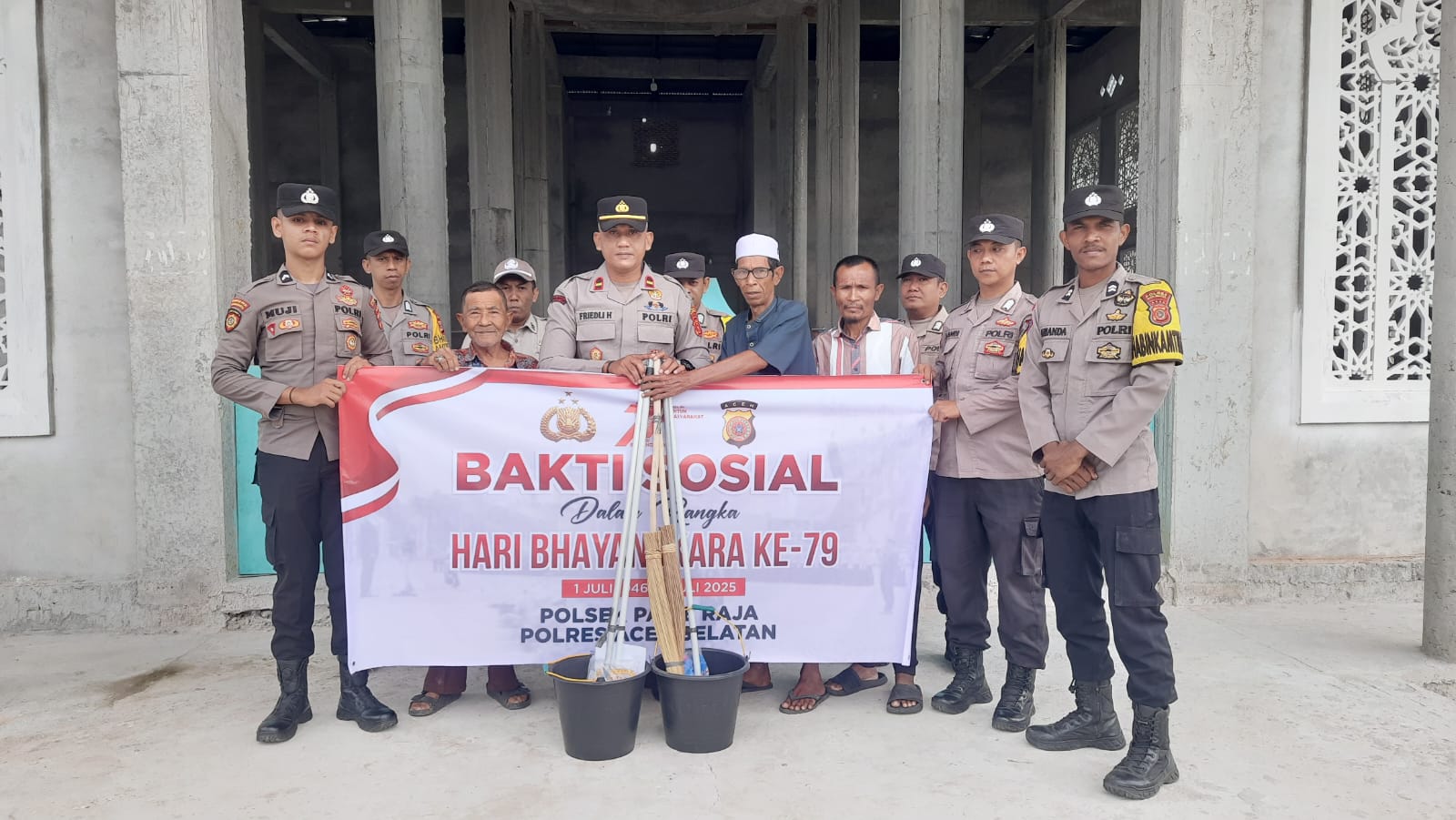 Bakti Sosial Polsek Pasieraja: Jaga Kebersihan, Jalin Kebersamaan Sambut HUT Bhayangkara ke-79
