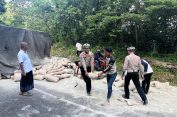 Satlantas Polres Aceh Selatan Gerak Cepat Tangani Kecelakaan Truk Tronton, Lakukan Pengaturan Lalu Lintas di Lokasi