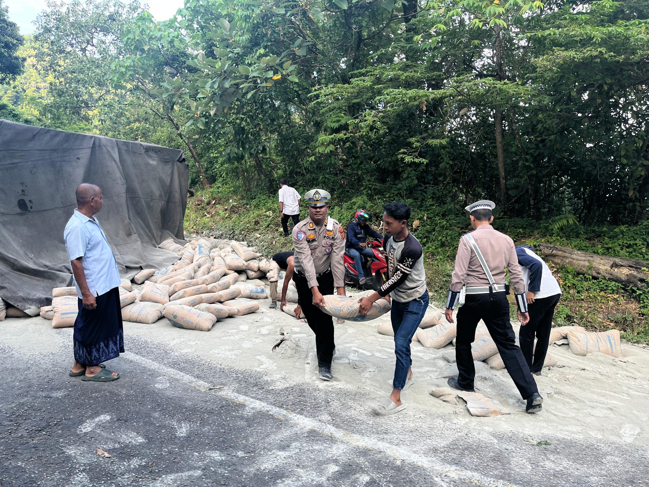 Satlantas Polres Aceh Selatan Gerak Cepat Tangani Kecelakaan Truk Tronton, Lakukan Pengaturan Lalu Lintas di Lokasi