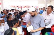 Menjelang Idul Adha, Mualem Serahkan Santunan Kepada 350 Anak Yatim di Aceh Barat
