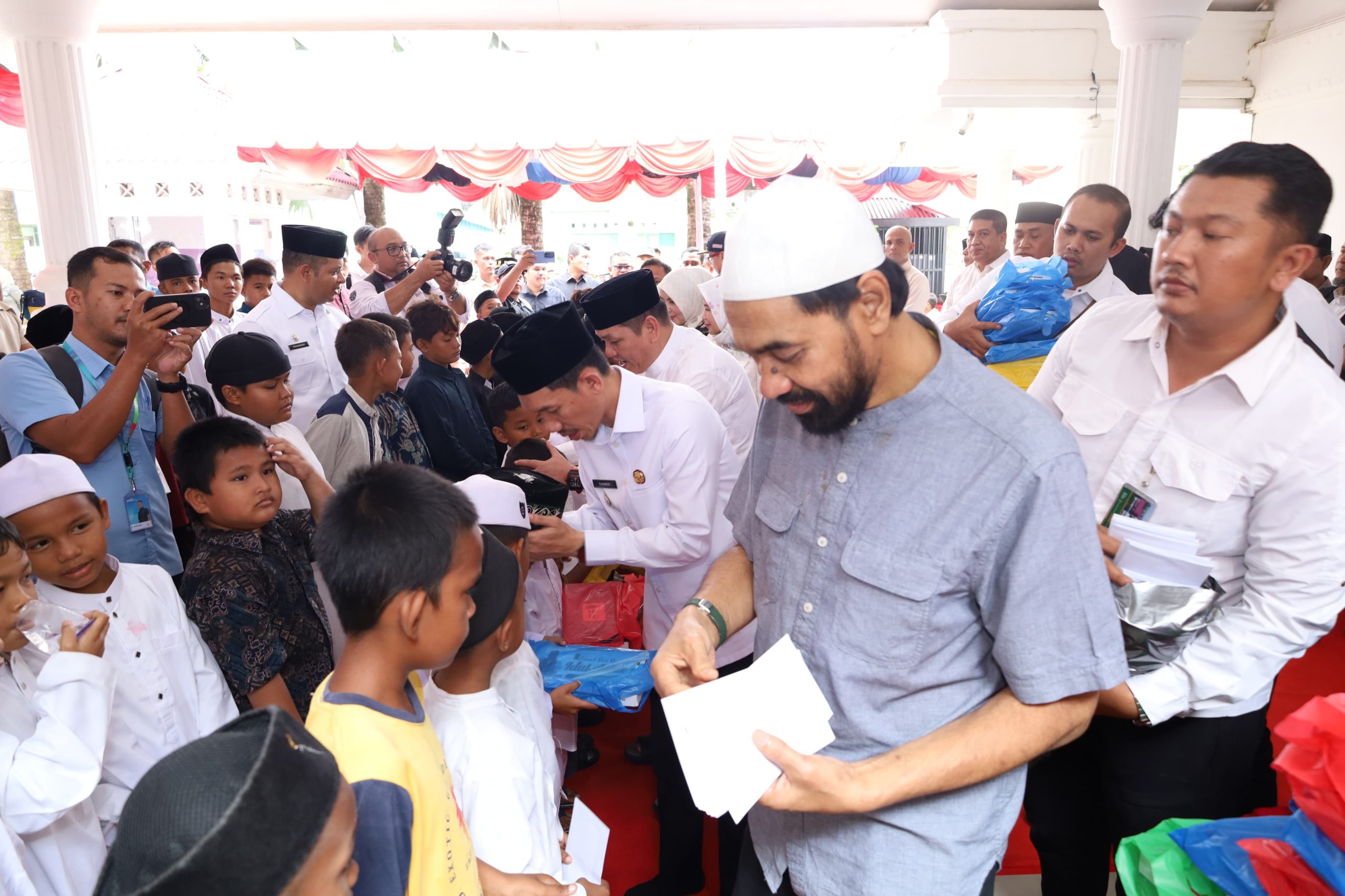 Menjelang Idul Adha, Mualem Serahkan Santunan Kepada 350 Anak Yatim di Aceh Barat