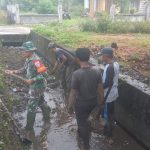 Antisipasi Banjir dan Jaga Kebersihan Lingkungan, Babinsa Bersama Warga Inisiasi Gotong Royong Bersihkan Parit Desa