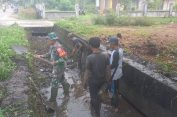 Antisipasi Banjir dan Jaga Kebersihan Lingkungan, Babinsa Bersama Warga Inisiasi Gotong Royong Bersihkan Parit Desa