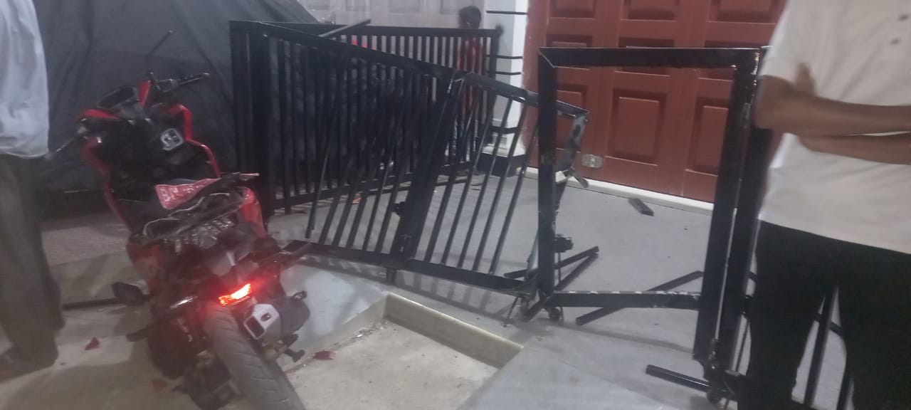 Hilang Kendali Mobil Suzuki AVP Seruduk Rumah Warga di Gampong Tengah Peulumat Labuhan Haji Timur