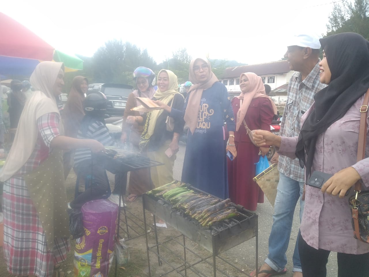 Lompong Sagu dan Pulut Bakar, Menjadi Salah Satu Kuliner Khas Terfavorite Pada Pusat Jajanan Sore Hari di Seputaran Mesjid Apung Tapaktuan
