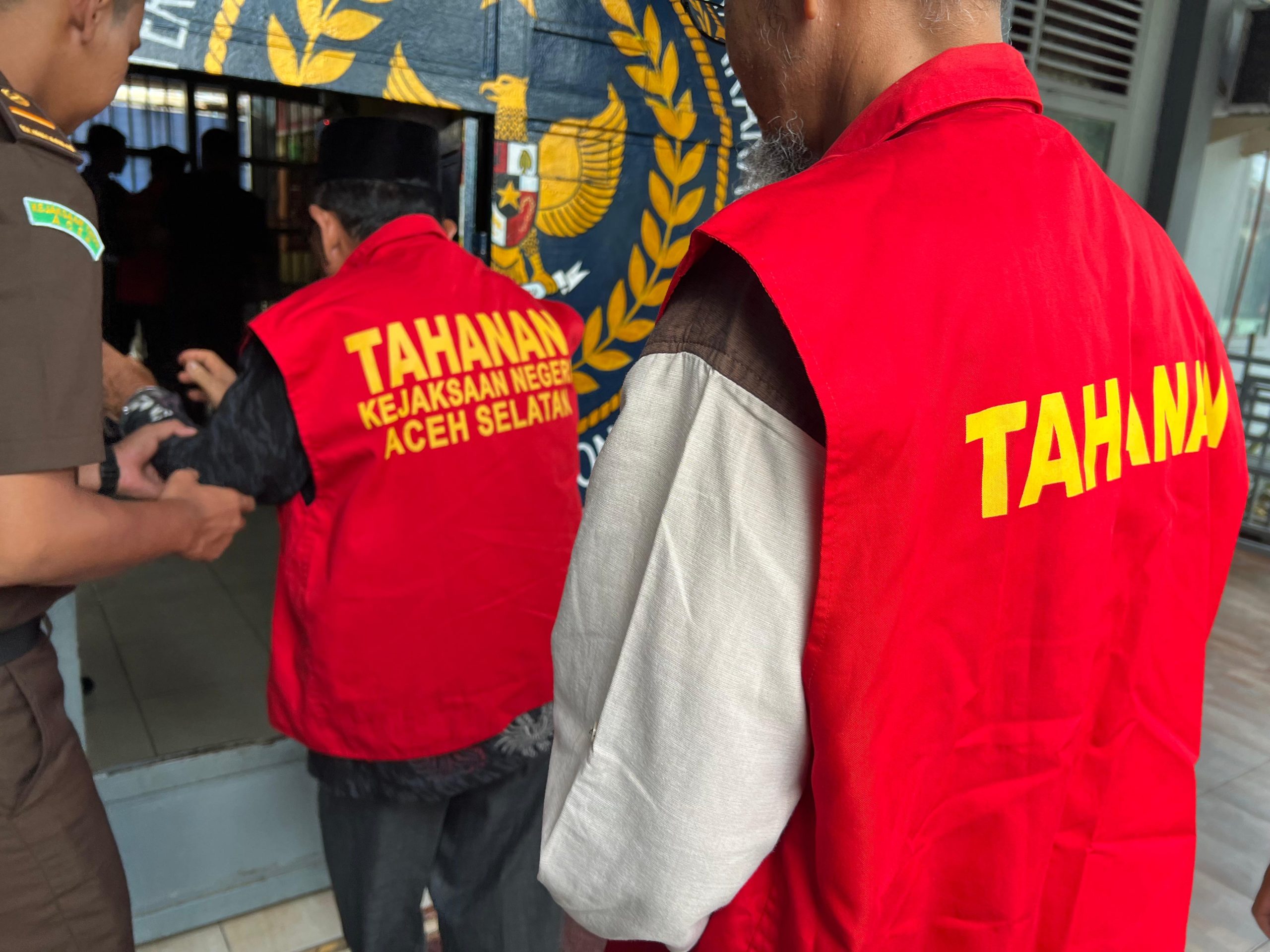 Kejari Aceh Selatan Tahan 3 Tersangka Kasus Dugaan Tindak Pidana Korupsi Penyalahgunaan/Penyimpangan Dana Baitul Mal Kabupaten Aceh Selatan Tahun Anggaran 2022.