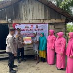 Kepedulian Polri, Polsek Bakongan Timur Beri Bantuan ke Warga Kurang Mampu