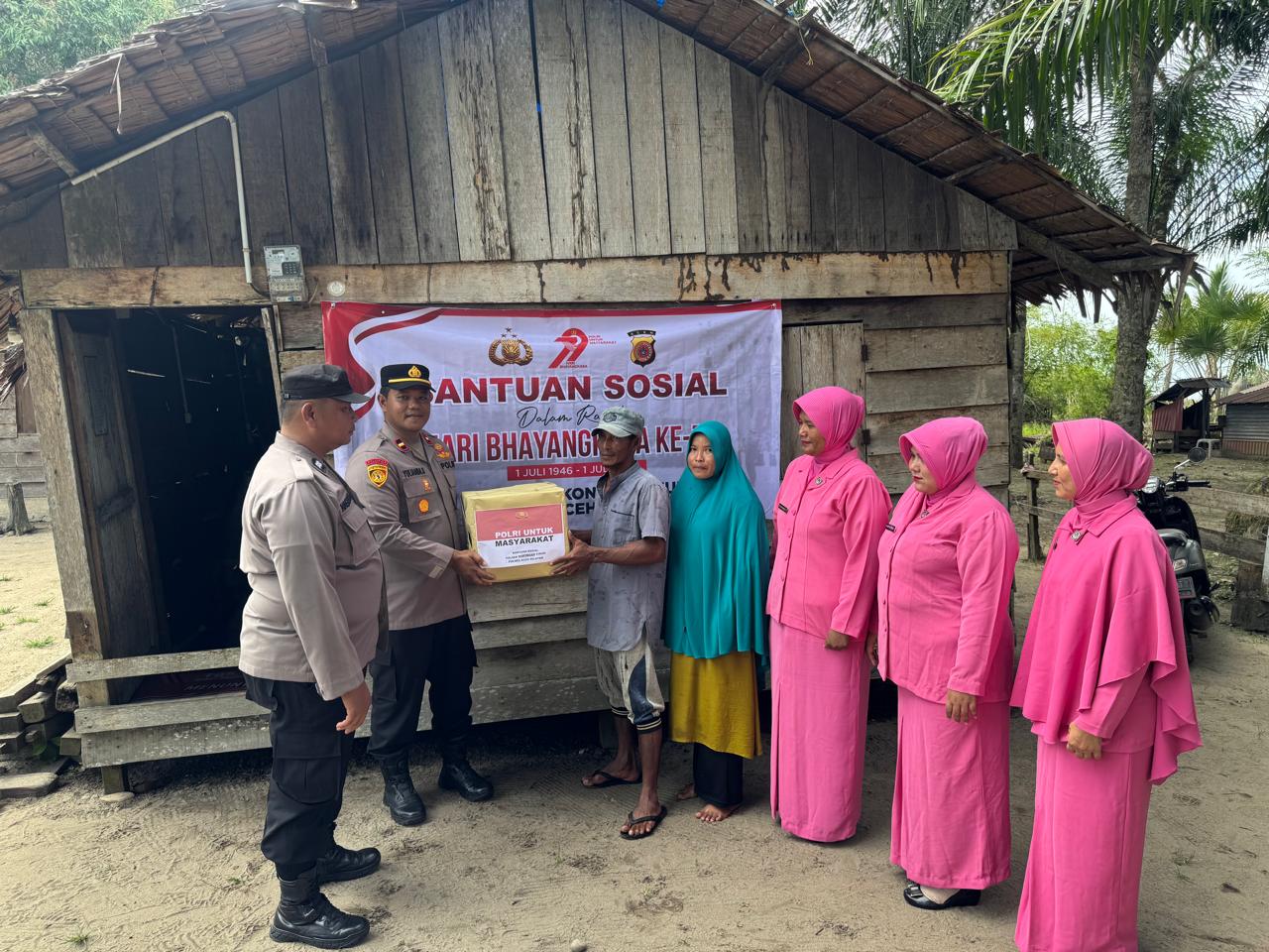 Kepedulian Polri, Polsek Bakongan Timur Beri Bantuan ke Warga Kurang Mampu