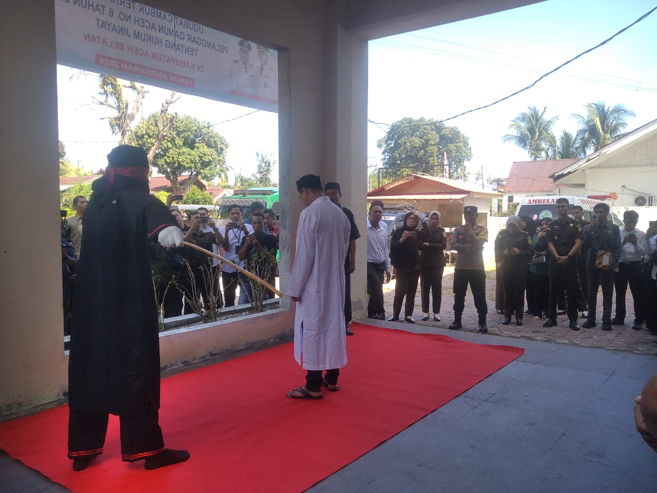 Sebanyak 16 Orang Pelanggar Qanun Aceh No. 6 Tahun 2004 Tentang Hukum Jinayat di Kabupaten Aceh Selatan di “Cambuk”