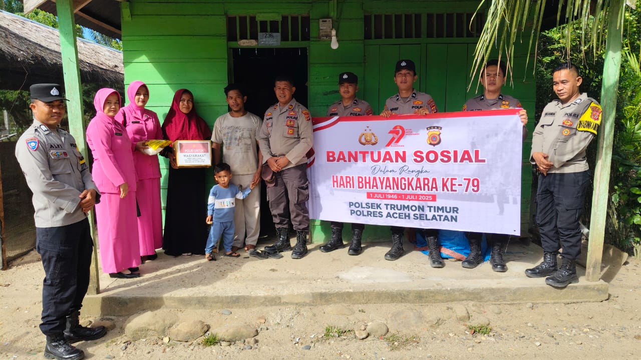 Polsek Trumon Timur Salurkan Bantuan Sembako Kepada Warga Kurang Mampu Dalam Rangka Hut Bhayangkara Ke-79