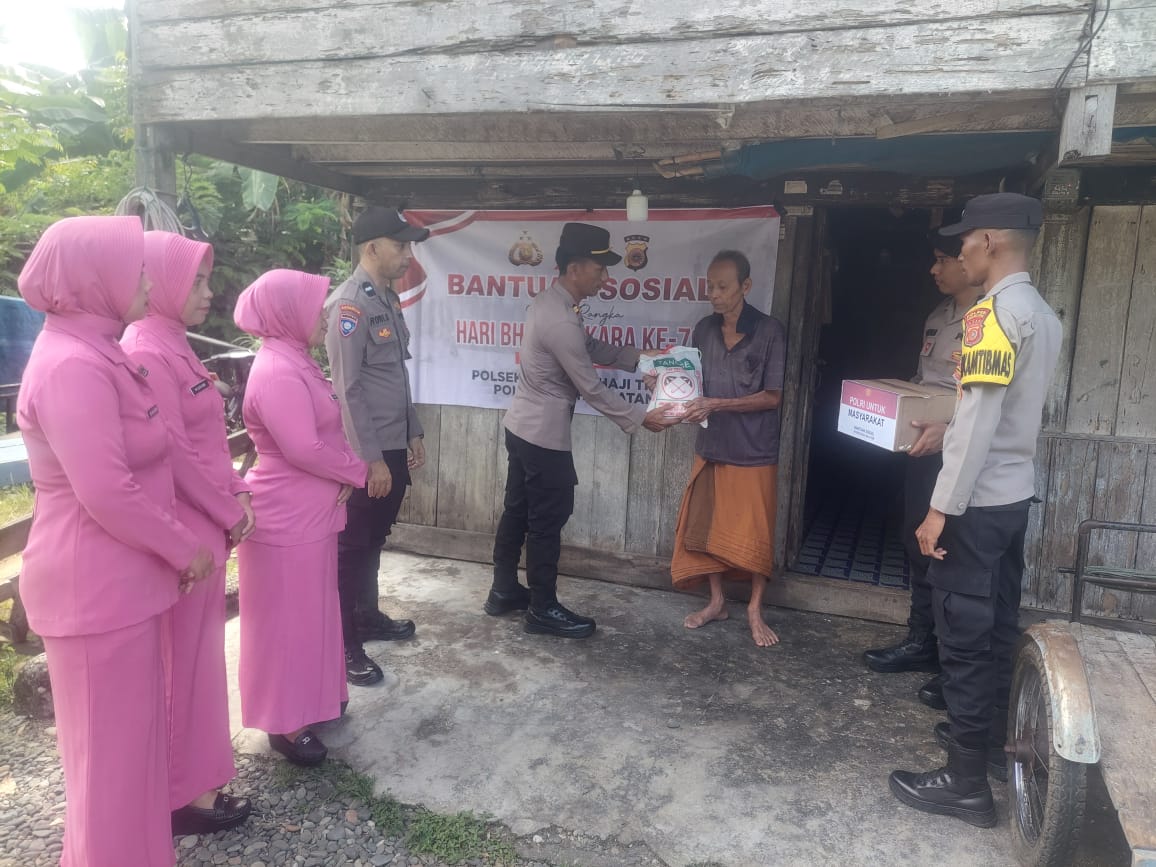 Sambut HUT Bhayangkara ke-79, Polsek Labuhanhaji Timur Salurkan Bansos kepada Warga Kurang Mampu