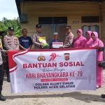 Penyaluran Bansos HUT Bhayangkara ke-79, Polsek Kluet Timur Wujudkan Kepedulian Polri kepada Masyarakat