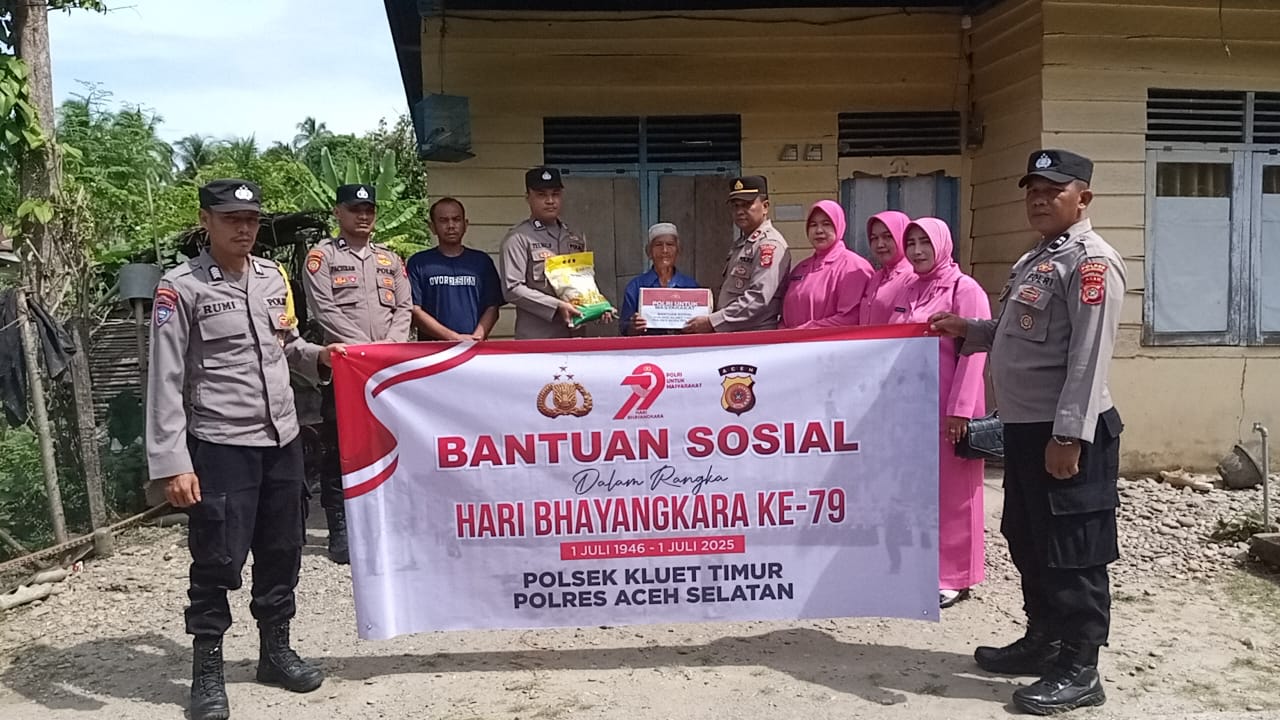 Penyaluran Bansos HUT Bhayangkara ke-79, Polsek Kluet Timur Wujudkan Kepedulian Polri kepada Masyarakat