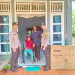 Polsek Labuhanhaji Timur Salurkan Kursi Roda untuk Warga Sakit Stroke di Momen HUT Bhayangkara ke-79