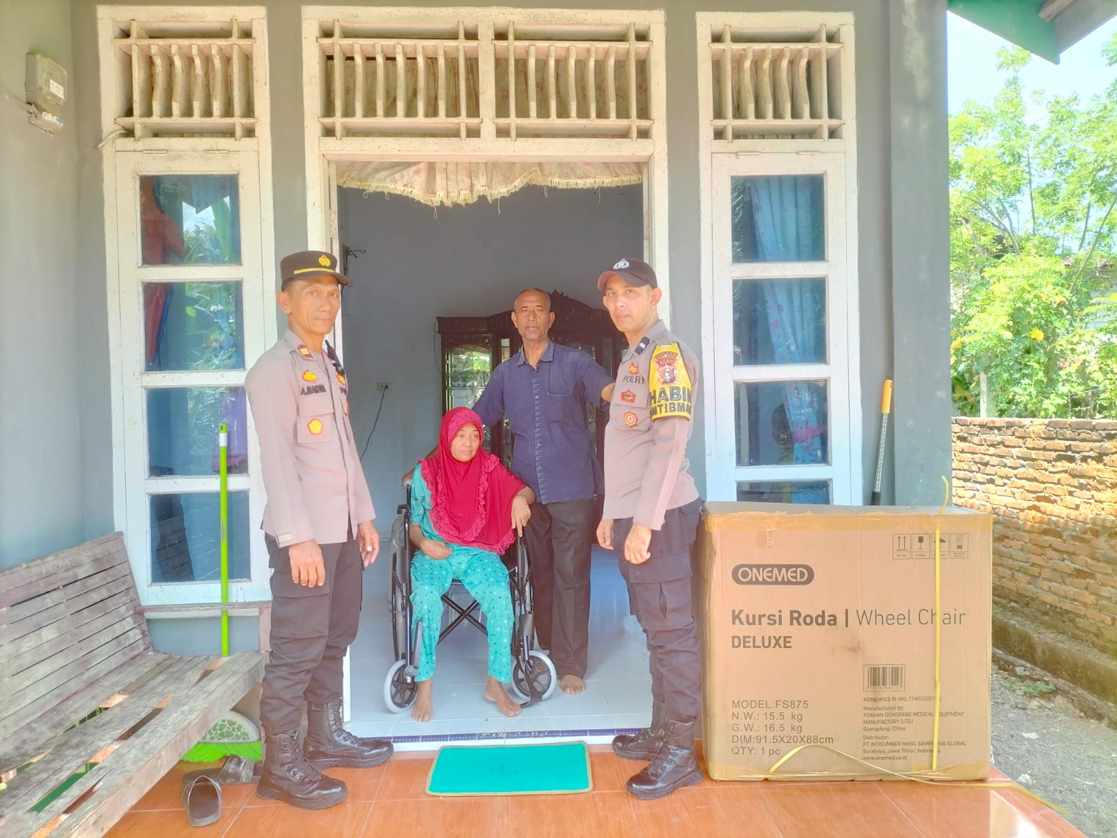 Polsek Labuhanhaji Timur Salurkan Kursi Roda untuk Warga Sakit Stroke di Momen HUT Bhayangkara ke-79