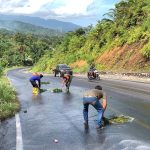 ‎Personel Koramil 09/Trumon Tengah dan Pihak Terkait Tanggap Cepat Atasi Tumpahan Minyak CPO di Gunung Kapo