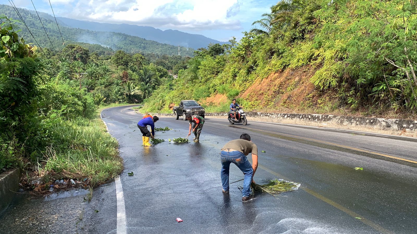 ‎Personel Koramil 09/Trumon Tengah dan Pihak Terkait Tanggap Cepat Atasi Tumpahan Minyak CPO di Gunung Kapo