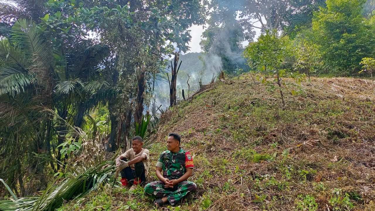 ‎Babinsa Koramil 01/Tapaktuan Ingatkan Petani Tidak Membakar Saat Membuka Lahan