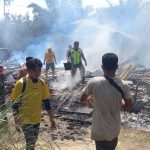 Tiga Rumah Warga Terbakar, Personel Koramil Trumon Gerak Cepat Bantu Padamkan Api