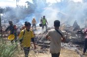 Tiga Rumah Warga Terbakar, Personel Koramil Trumon Gerak Cepat Bantu Padamkan Api