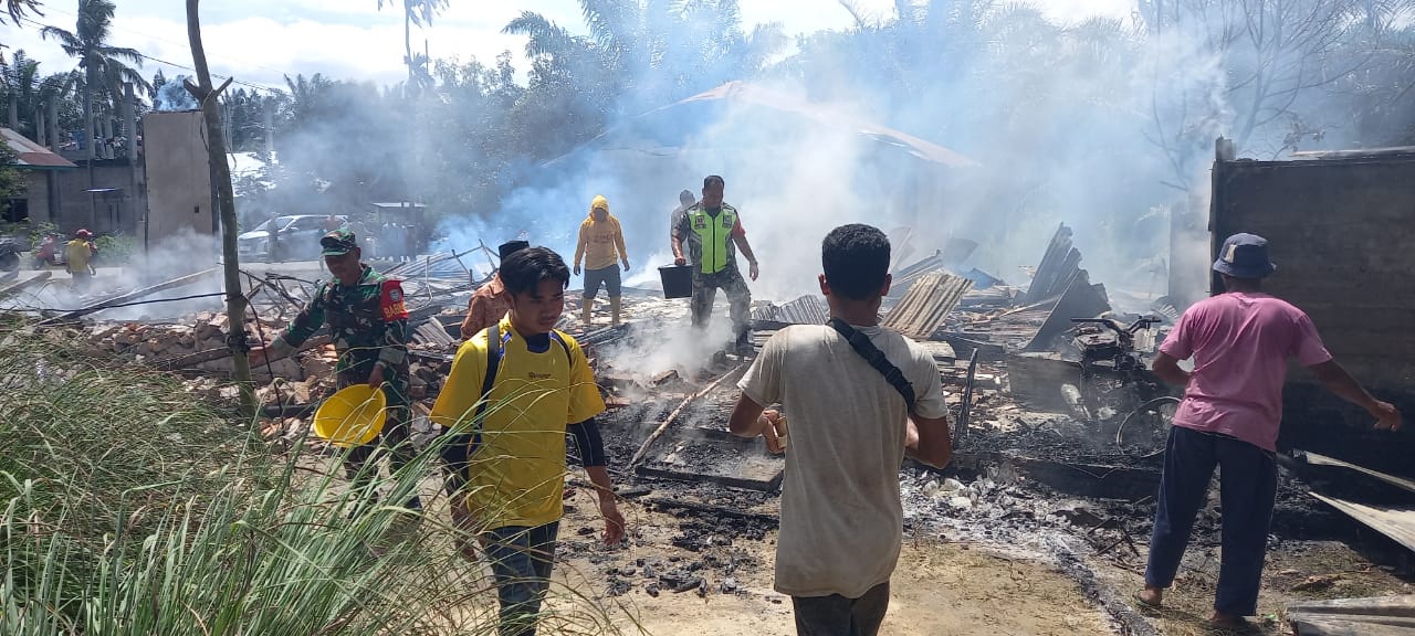Tiga Rumah Warga Terbakar, Personel Koramil Trumon Gerak Cepat Bantu Padamkan Api