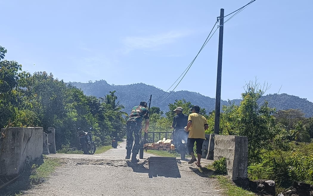 Tertangkap Kamera Warga Aksi Babinsa Jajaran Kodim 0107/Aceh Selatan di Lapangan