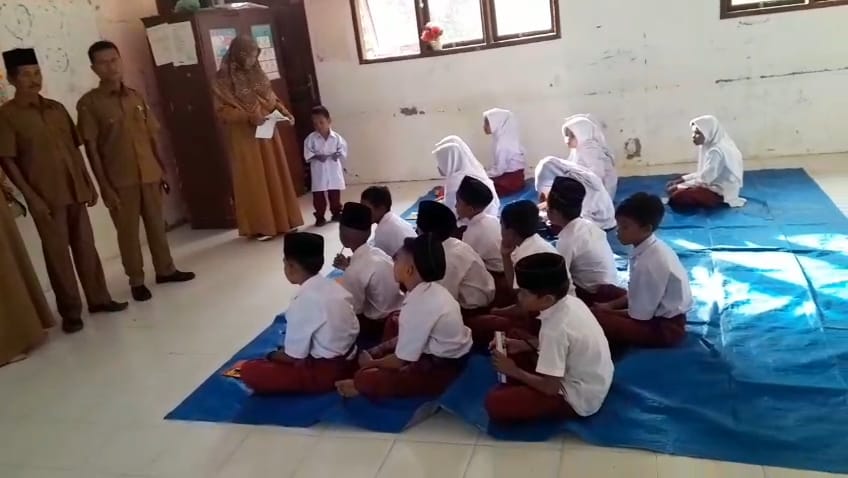 Murid SD Negeri Seuneubok Kandang Belajar dengan Terpal Plastik, Bupati Aceh Timur Diminta Bantu