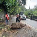 Koramil 01/Tapaktuan Bersama Instansi Terkait Bergerak Cepat Atasi Longsoran Batu di Jalan Pegunungan