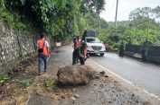 Koramil 01/Tapaktuan Bersama Instansi Terkait Bergerak Cepat Atasi Longsoran Batu di Jalan Pegunungan