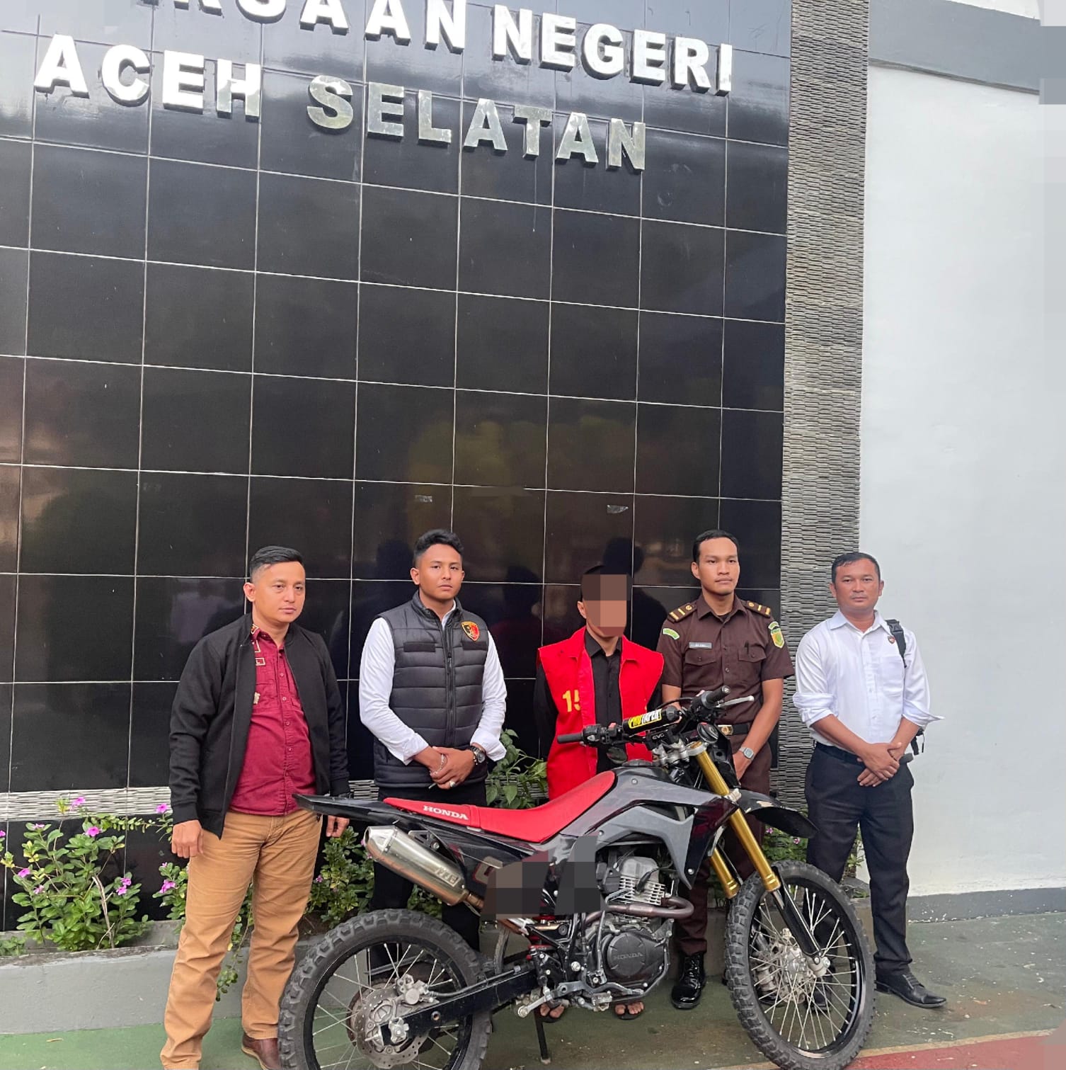 Sat Reskrim Polres Aceh Selatan Serahkan Tersangka Kasus Curas ke Kajari Aceh Selatan