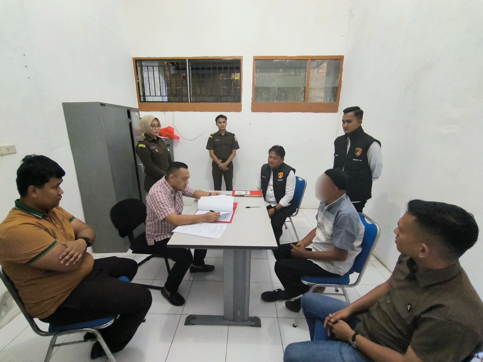 Sat Reskrim Polres Aceh Selatan Serahkan Tersangka Kekerasan Anak ke Kejaksaan
