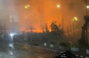 Tambah Malam Semakin Menggila, Massa Robohkan Pagar Gedung DPR dan Bakar Ban