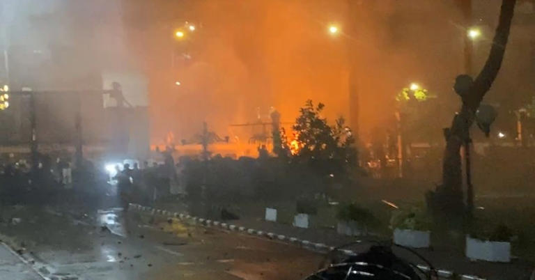 Tambah Malam Semakin Menggila, Massa Robohkan Pagar Gedung DPR dan Bakar Ban