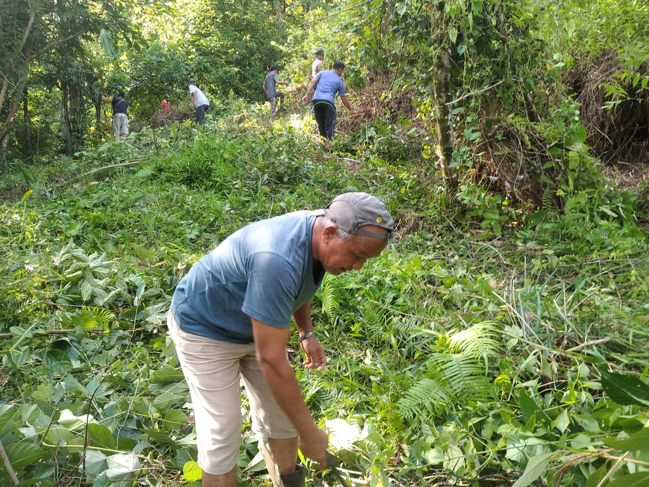 Warga Dusun Ujung Pasir Gampong Lhok Bengkuang Timur Gotong Royong Bersihkan Tanah Kuburan