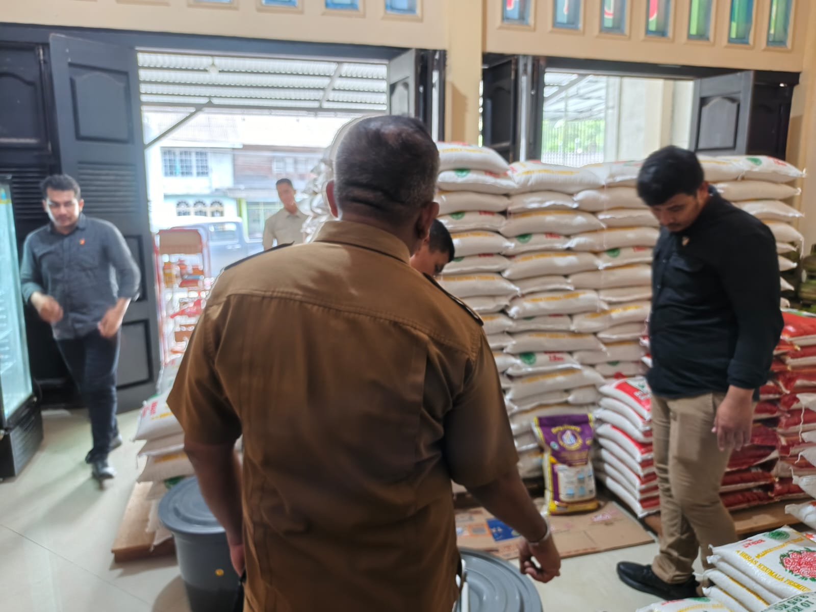 Satreskrim Polres Aceh Selatan Laksanakan Operasi Pasar dan Monitoring Beras SPHP di Tapaktuan