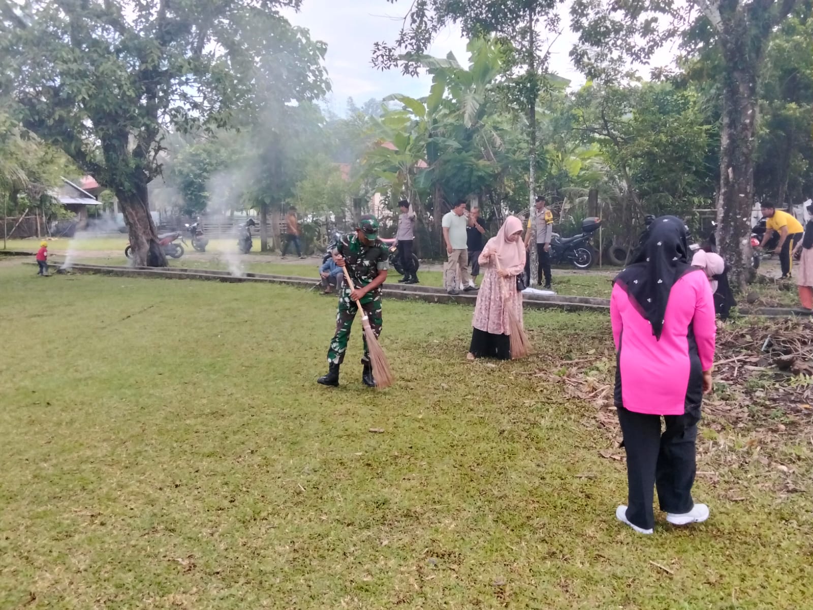 Gotong Royong Merah Putih: TNI, Polri, intansi Terkait dan Warga Labuhanhaji Timur Siapkan Lapangan Upacara