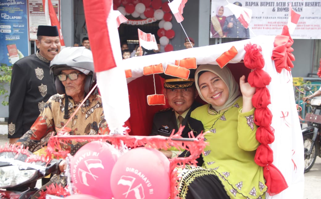 Selesai Upacara HUT ke-80 RI, Dandim 0107/Aceh Selatan Keliling Kota Tapaktuan Dengan Becak Hias