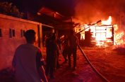 Rumah Kosong di Bakongan Hangus Terbakar, Babinsa Kodim 0107/Asel Turun Tangan Membantu Memadamkan Api