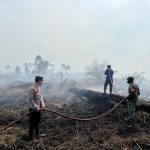 Polres Aceh Selatan Bersama Tim Gabungan Intensifkan Pemadaman Karhutla di Kecamatan Bakongan