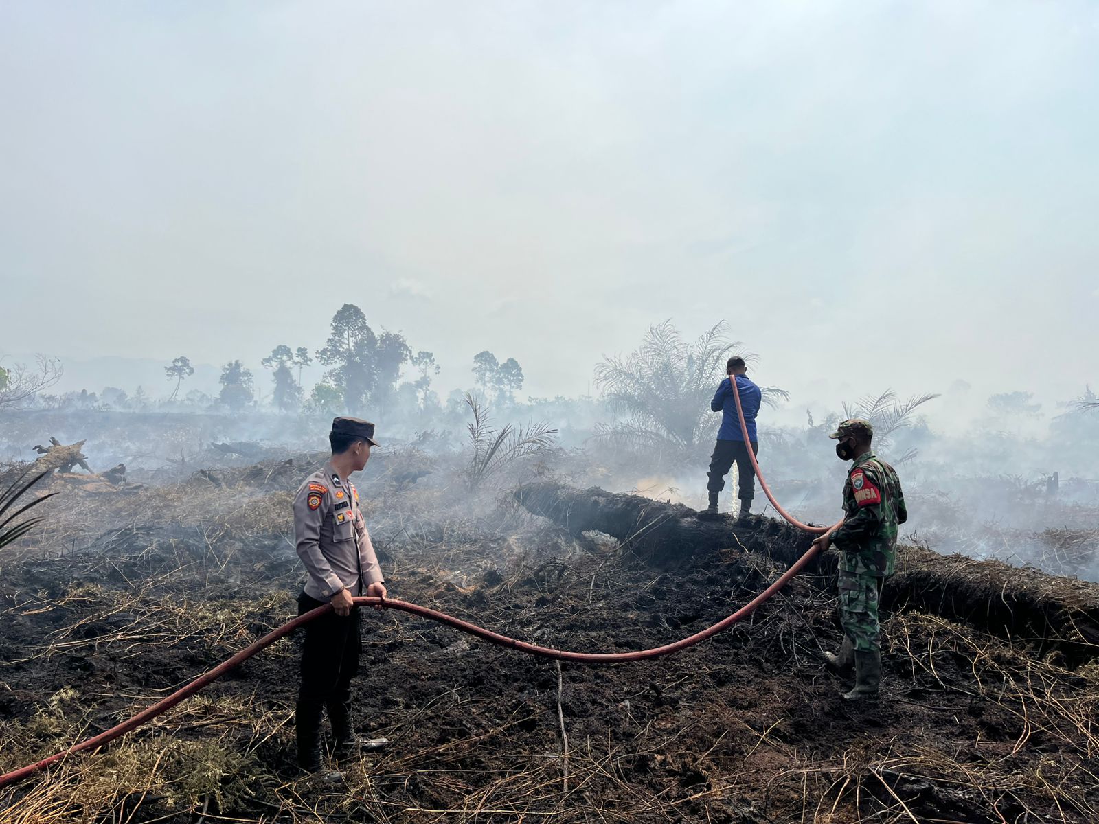 Polres Aceh Selatan Bersama Tim Gabungan Intensifkan Pemadaman Karhutla di Kecamatan Bakongan