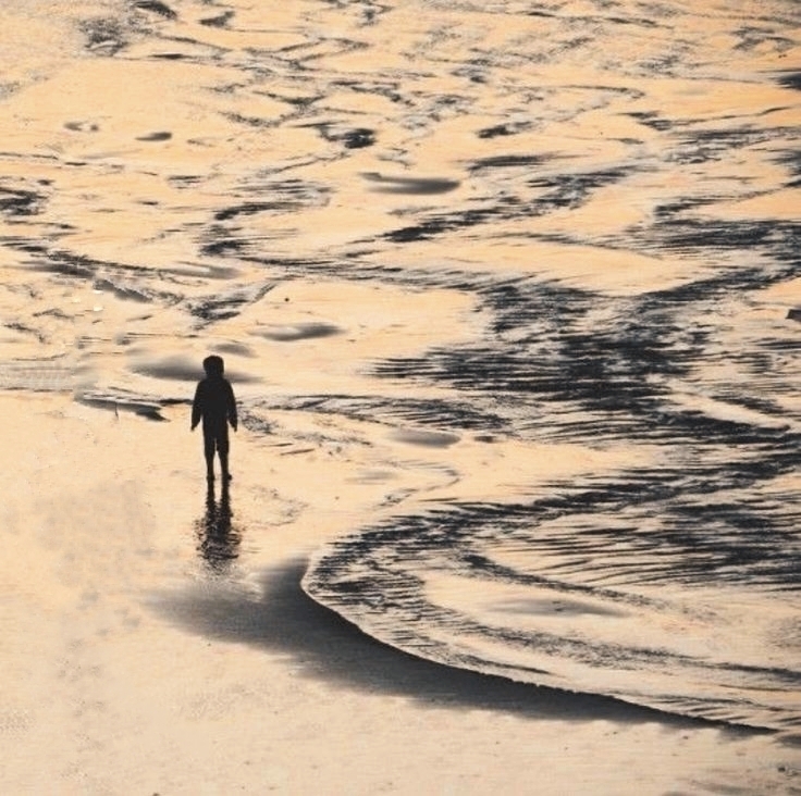 BAYANGAN DI BALIK PUJIAN