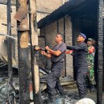 Sinergi TNI-Polri dan Damkar Padamkan Kebakaran Rumah Warga di Trumon Tengah