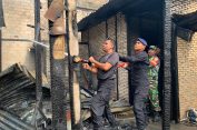 Sinergi TNI-Polri dan Damkar Padamkan Kebakaran Rumah Warga di Trumon Tengah