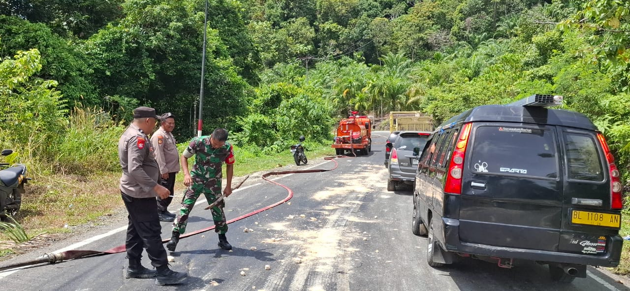 Terjadi Lagi!! Truk Tumpahkan CPO di Pendakian Gunung Kapo, Koramil, Polsek dan Damkar Sigap Normalisasi Jalan