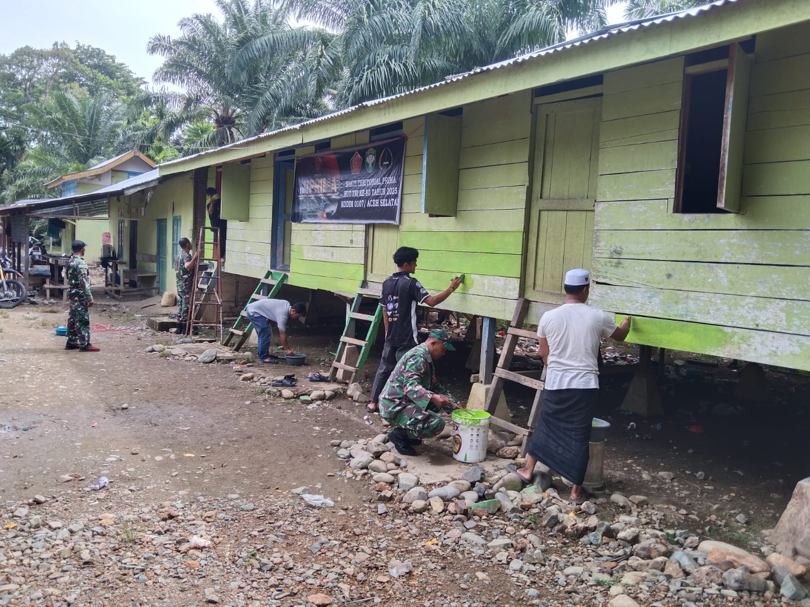 Bhakti TNI Prima, Kodim 0107/Aceh Selatan Bantu Pengecatan Ponpes Nurul Huda Kluet Tengah