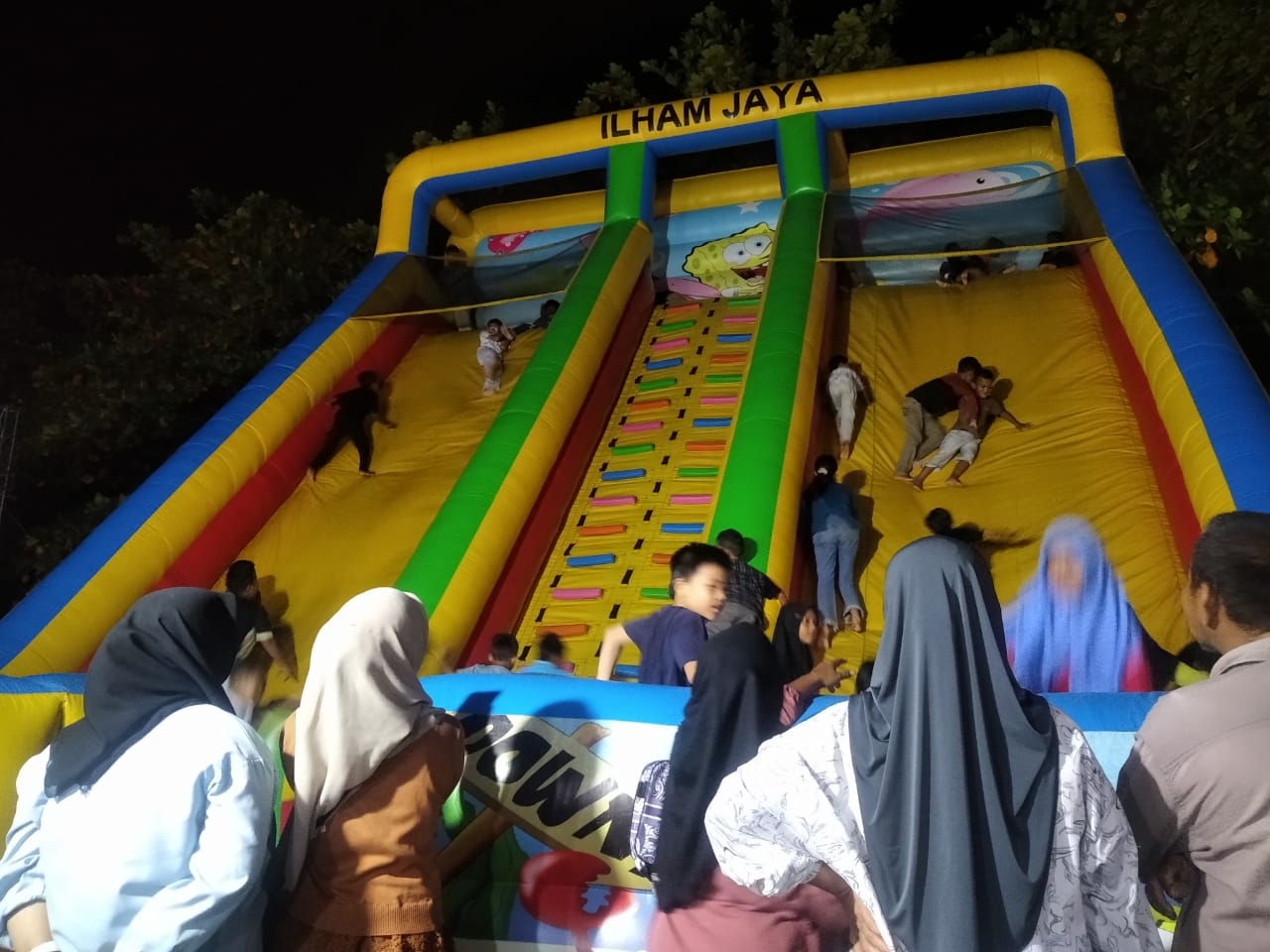 Permainan Istana Balon Jadi Tempat Favorit di Ajang Rapai Debus