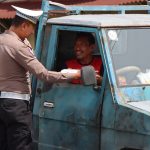 Jumat Berkah, Sat Lantas Polres Aceh Selatan Bagikan Nasi Kotak kepada Pengendara