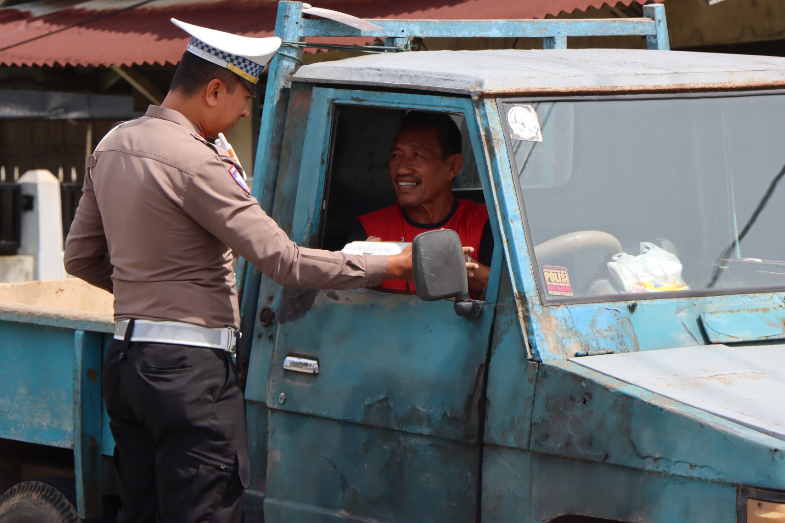 Jumat Berkah, Sat Lantas Polres Aceh Selatan Bagikan Nasi Kotak kepada Pengendara