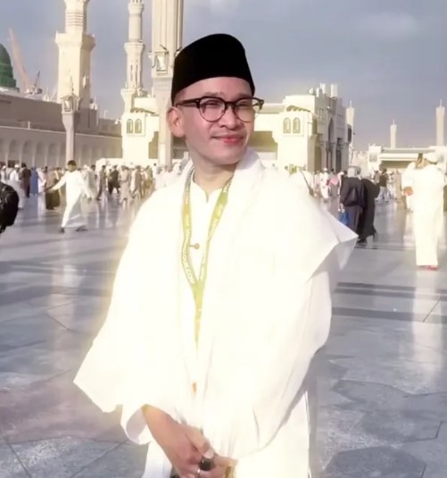 Ruben Onsu Melaksanakan Umroh Perdana Usai Mualaf, Berlinang Air Mata di Depan Ka’bah